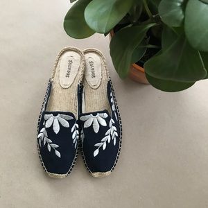 Soludos | Navy Floral Embroidered Mules